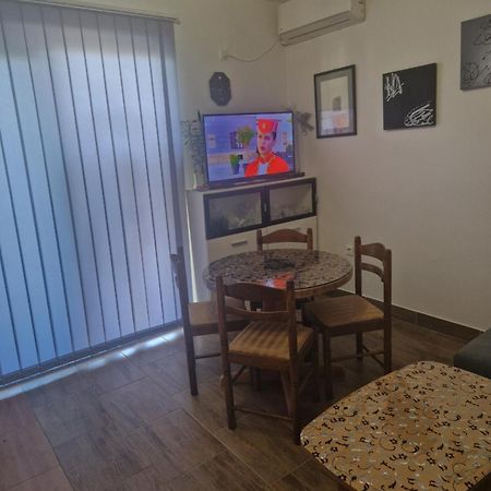 Vera Apartment Kampor Bagian luar foto