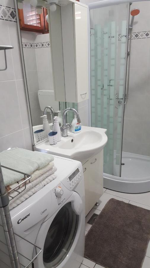 Vera Apartment Kampor Bagian luar foto