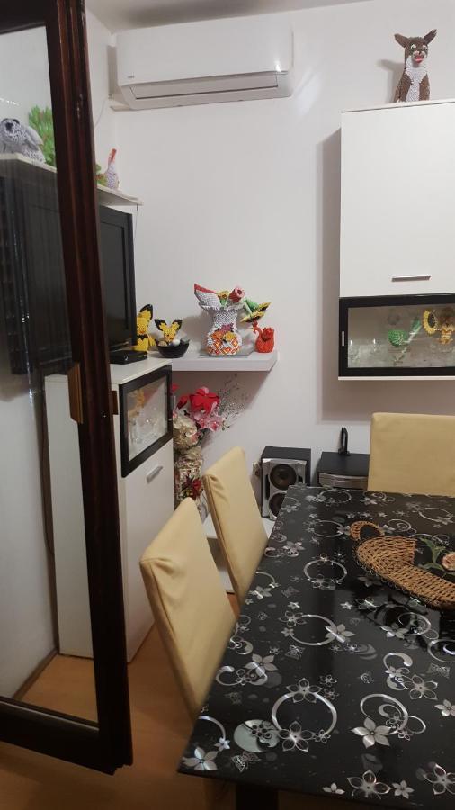 Vera Apartment Kampor Bagian luar foto