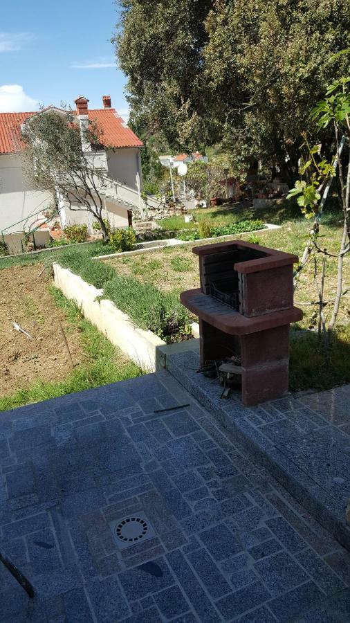 Vera Apartment Kampor Bagian luar foto